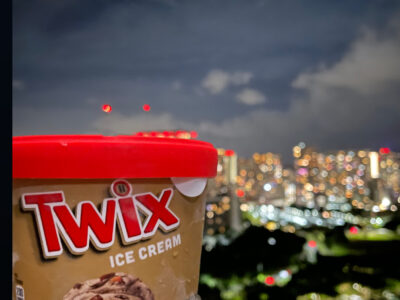 バルコニーで夜景とTwix