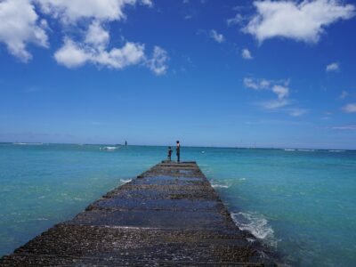 海と空と