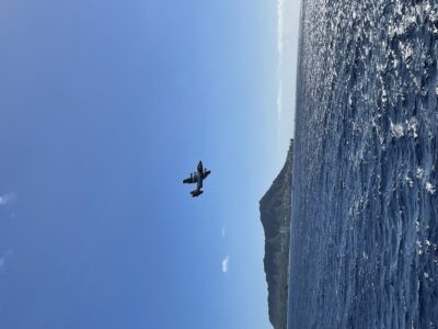 海上からのダイヤモンドヘッドと飛行機