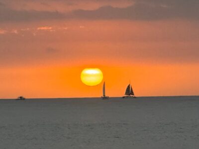 ワイキキの桟橋から眺める沈む夕日