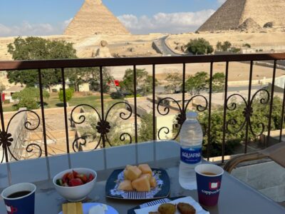 ピラミッドで朝食を