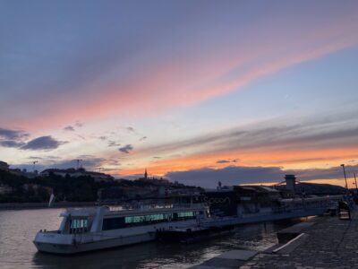 夕日と雲がブダペストの空を描く