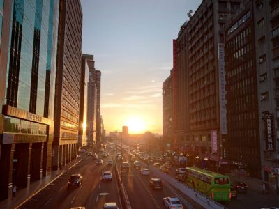 街に沈む夕日