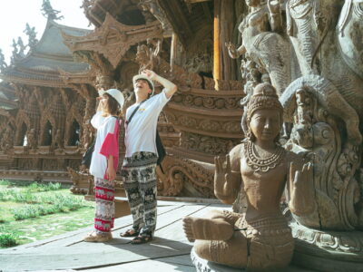 タイ最大の寺院は今も建設中らしい。圧巻。