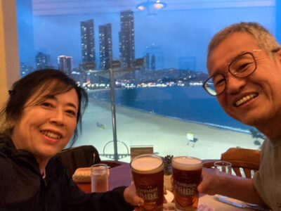 100階建と美しいビーチをバックに乾杯