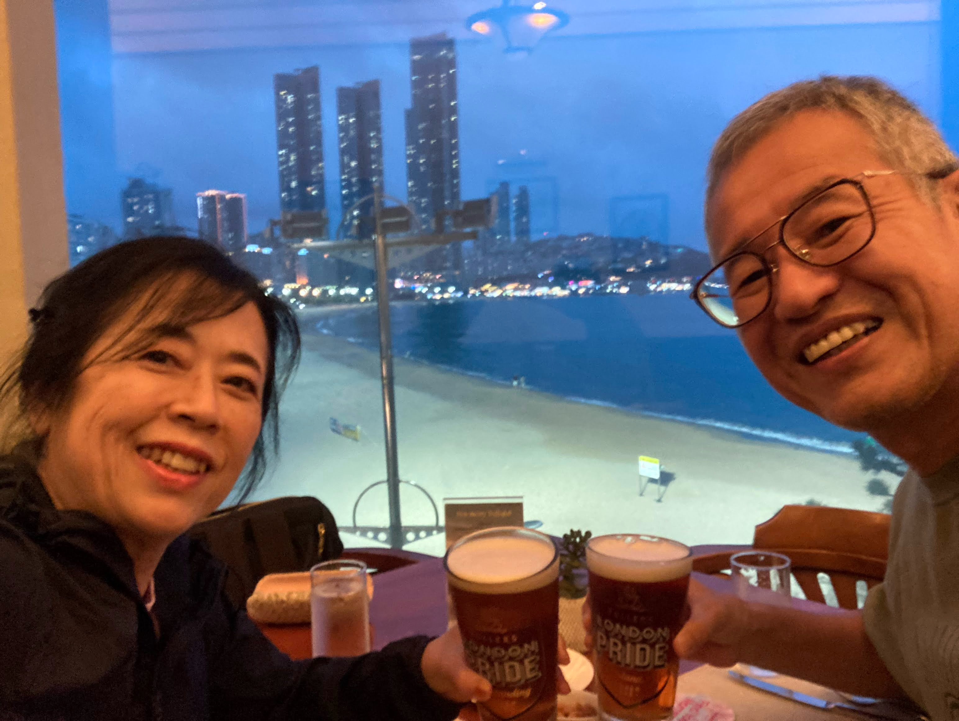 Read more about the article 100階建と美しいビーチをバックに乾杯