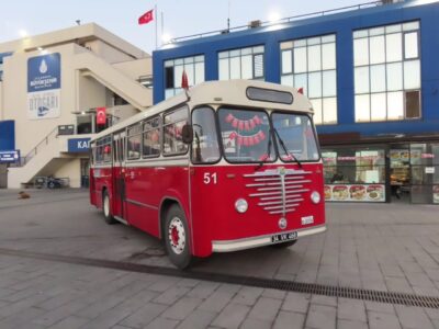 イスタンブール駅前のレトロバス