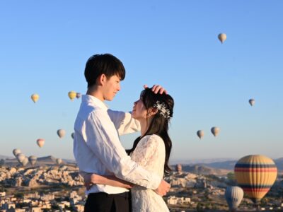 トルコの気球に囲まれて絶景ウェディングフォト