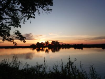 チョベ川の向こう岸、ナミビアに沈む夕日