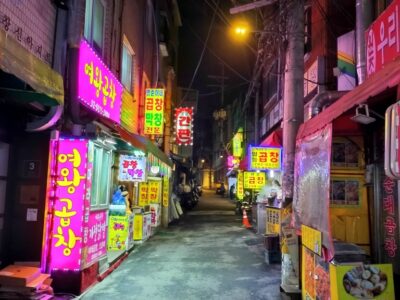 夜のソウルの路地